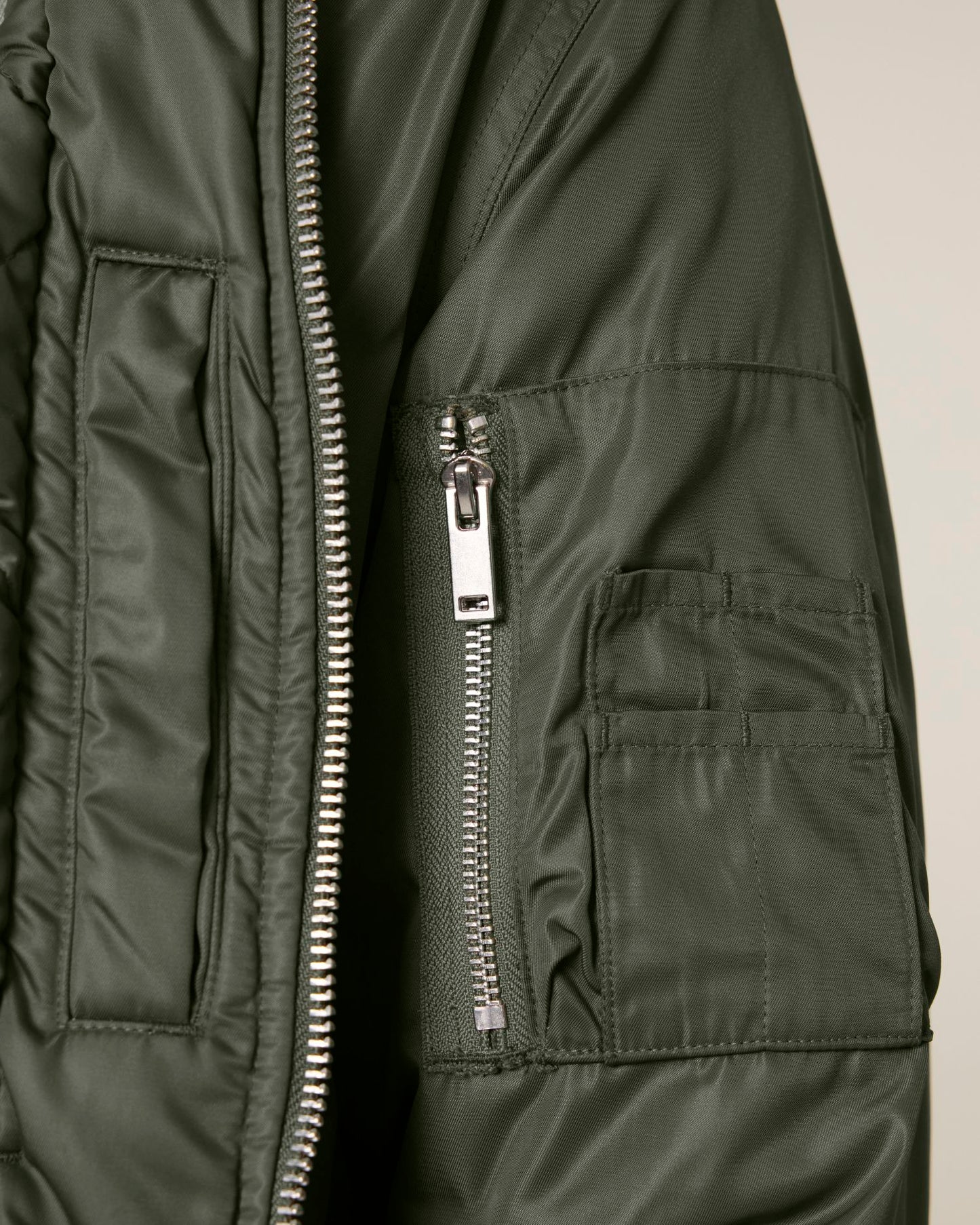 Bomber 2.0 - Khaki - Vorderseite Detail