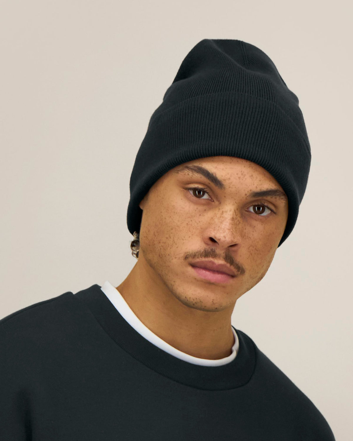 Rib Beanie 2.0 - Black - Vorderseite Detail