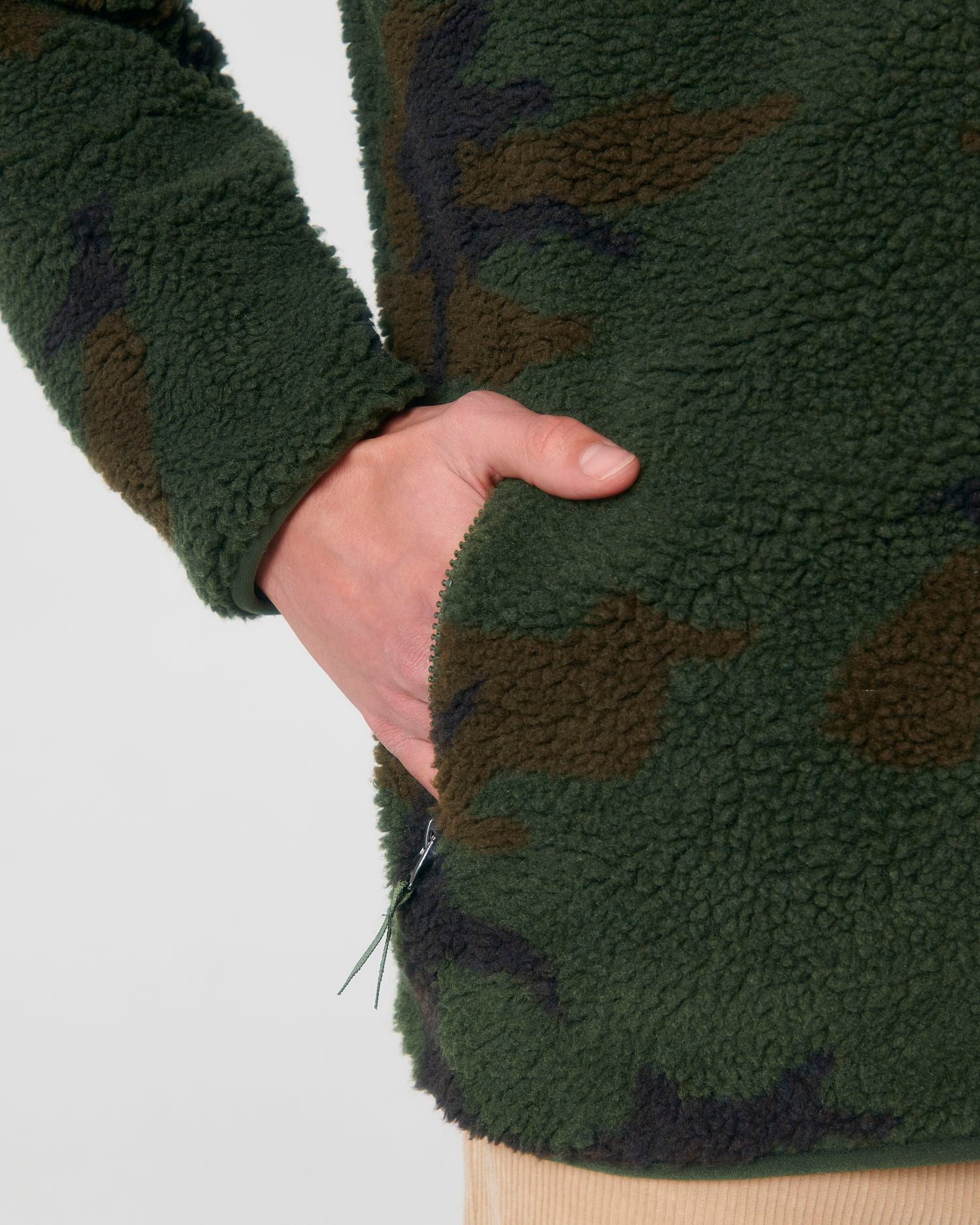 Outsider AOP - Camo Sherpa - Vorderseite Detail