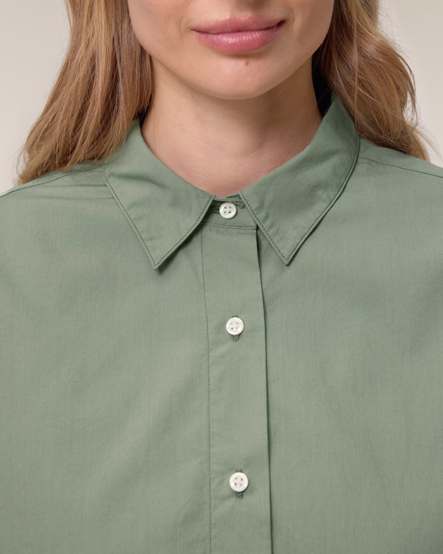 Stella Styler Shirt - Soft Khaki - Vorderseite Detail