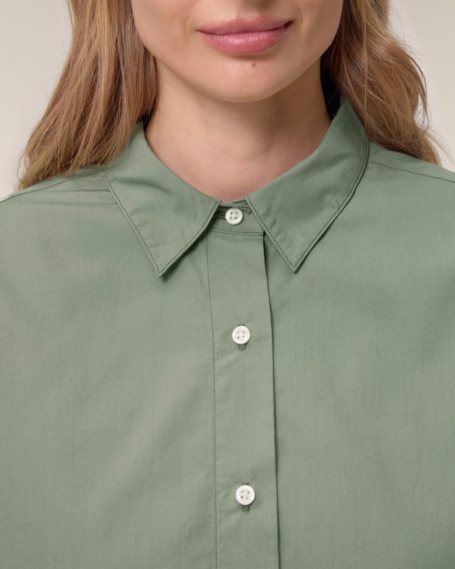 Stella Styler Shirt - Soft Khaki - Vorderseite Detail