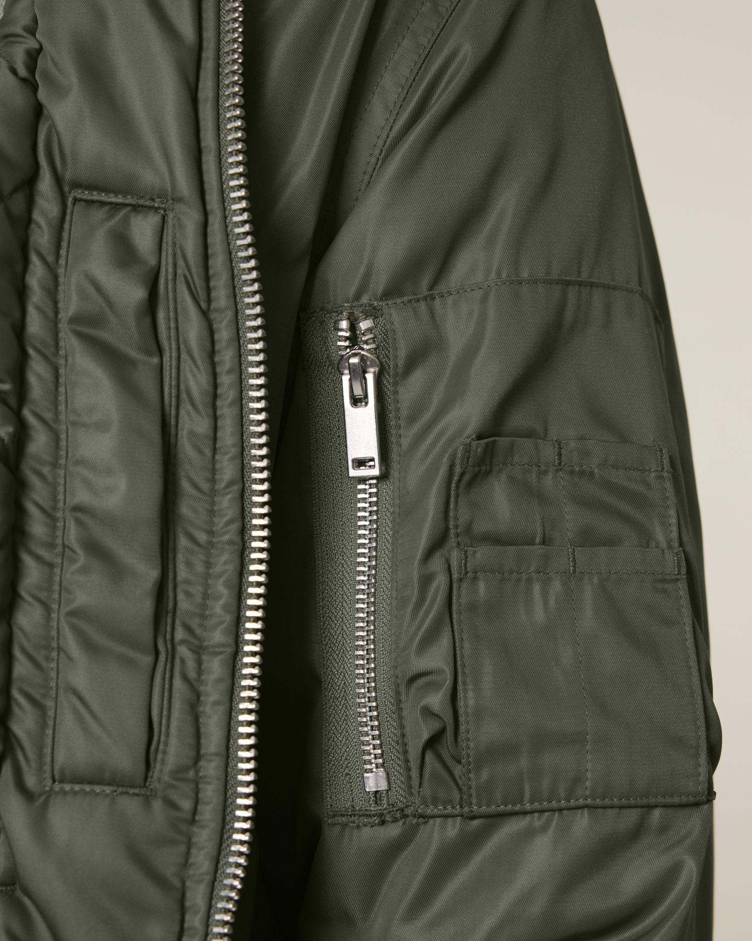 Bomber 2.0 - Khaki - Vorderseite Detail