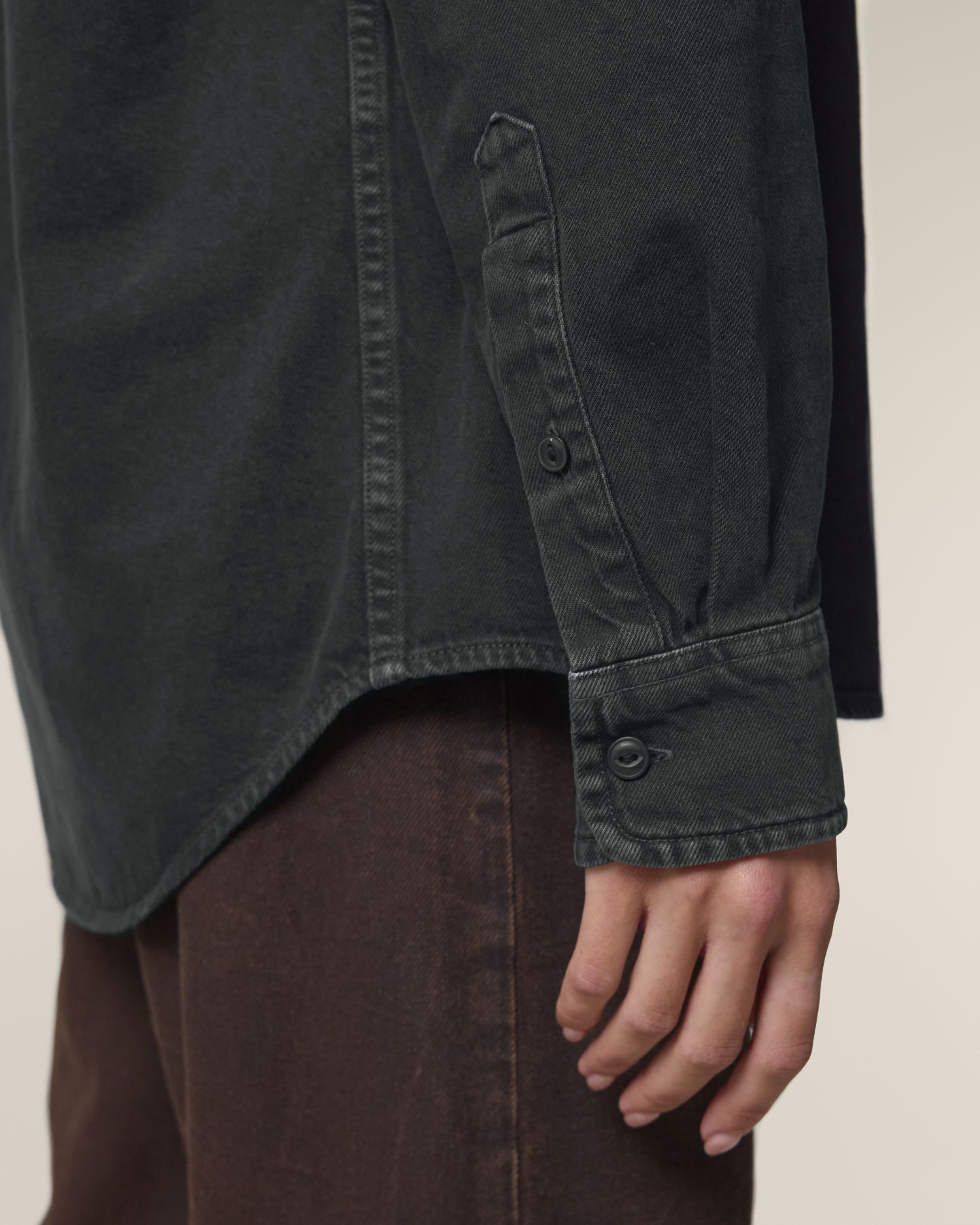 Worker Shirt - G. Dyed Black Rock - Vorderseite Detail
