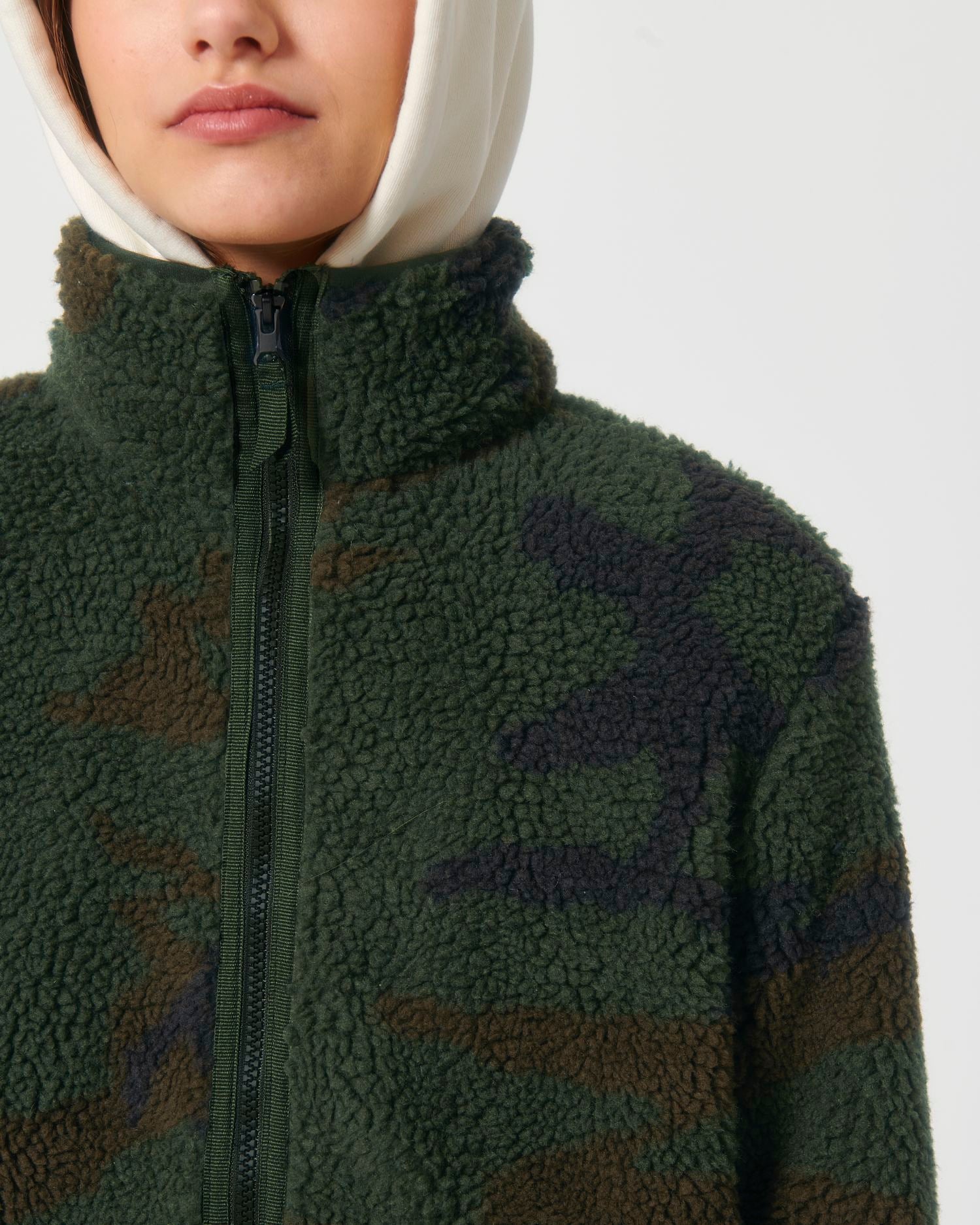 Outsider AOP - Camo Sherpa - Vorderseite Detail